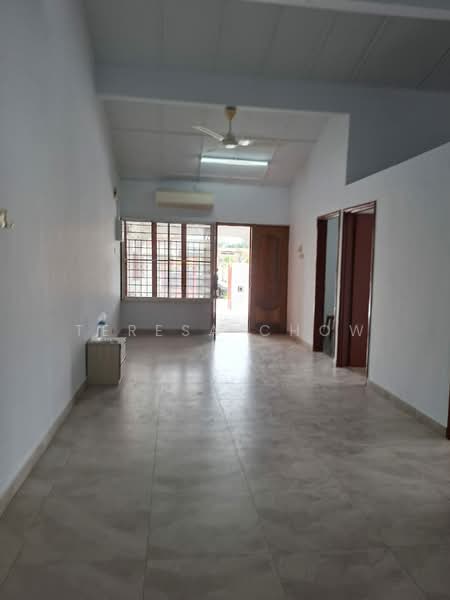 Spacious 2+!r2b partially furnished house at ss5, Kelana Jaya PJ untuk Untuk Disewa - RM 2,800 /bulan, Mac 2026 - Living Room - PropertyGuru.com.my