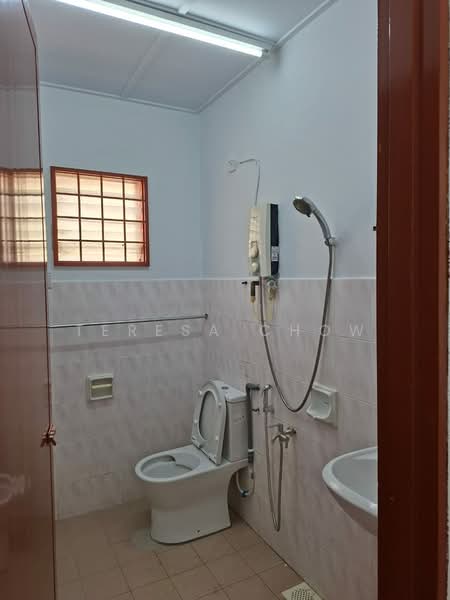 Spacious 2+!r2b partially furnished house at ss5, Kelana Jaya PJ untuk Untuk Disewa - RM 2,800 /bulan, Mac 2026 - Bathroom - PropertyGuru.com.my