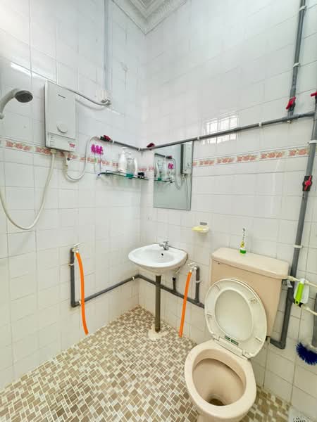 1-storey Terraced House for Rent in Taman Desa Cemerlang (Ulu Tiram) - Fion Choo - Bathroom - PropertyGuru.com.my