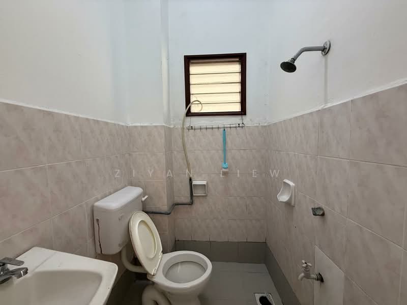 Pangsapuri untuk Dijual di Taman Desa Kempas - Ziyan Liew - Bathroom - PropertyGuru.com.my