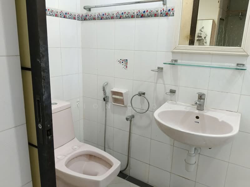 Semi-Detached House for Rent in Taman Pelangi (Johor Bahru) - Fion Choo - Bathroom - PropertyGuru.com.my