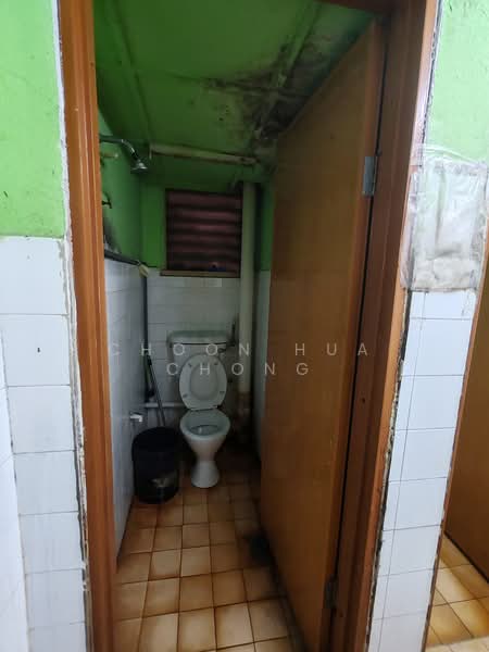 Kedai / Pejabat untuk Dijual di Bandar Baru Bangi (Selangor) - Choon Hua Chong - Bathroom - PropertyGuru.com.my