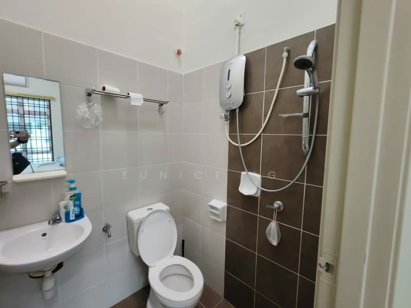1.5-storey Terraced House for Sale in Bandar Indahpura (Kulai) - Eunice Ng - Bathroom - PropertyGuru.com.my