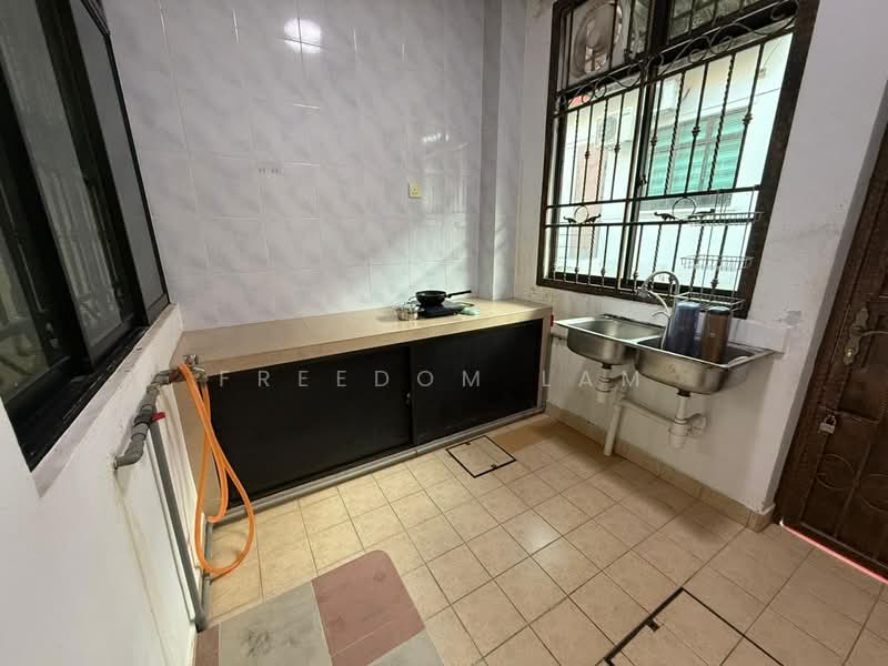 2-storey Terraced House for Rent in Taman Sutera Utama (Skudai) - Freedom Lam - Kitchen - PropertyGuru.com.my