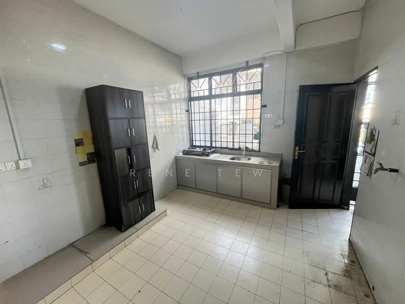 Taman Johor Jaya untuk Untuk Disewa - RM 1,900 /bulan, Mac 2026 - Kitchen - PropertyGuru.com.my
