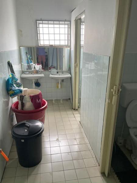 Shop / Office untuk Disewa di Taman Sungai Besi (Salak South) - Lim Ee Thian - Bathroom - PropertyGuru.com.my