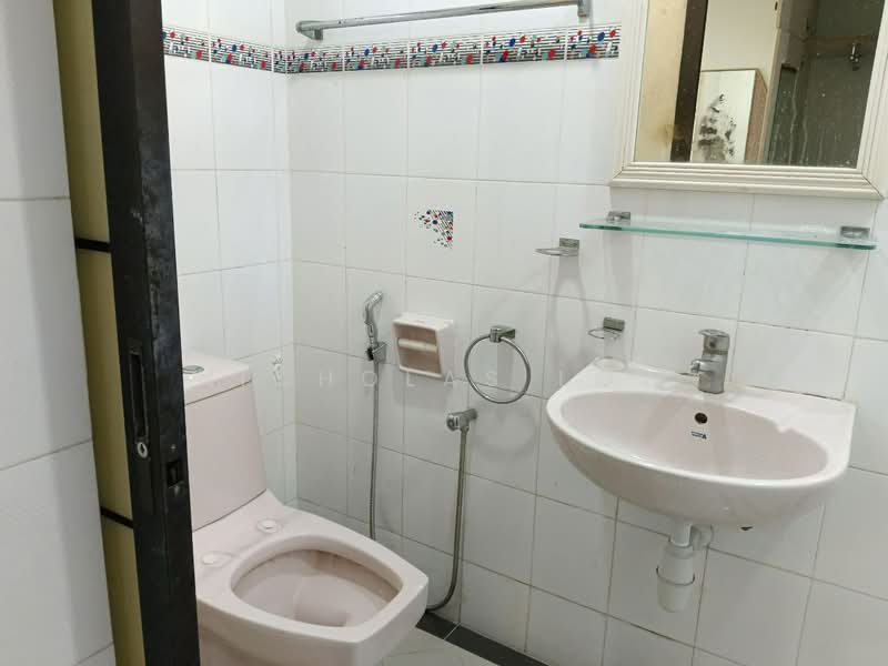 Semi-Detached House for Rent in Taman Pelangi (Johor Bahru) - Nicholas Low - Bathroom - PropertyGuru.com.my