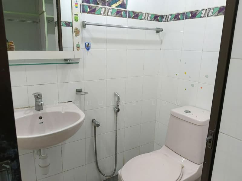 Semi-Detached House for Rent in Taman Pelangi (Johor Bahru) - Nicholas Low - Bathroom - PropertyGuru.com.my