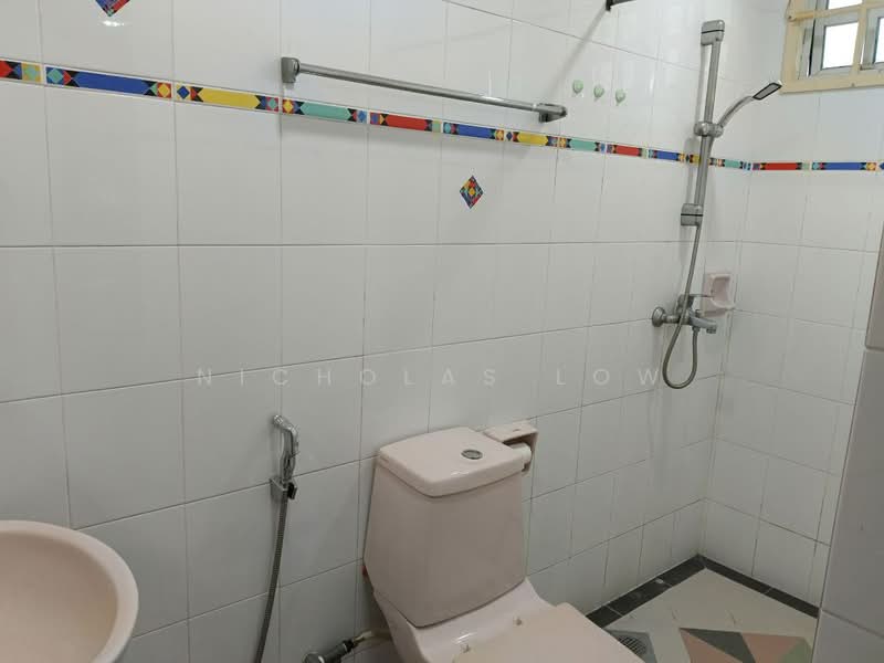 Semi-Detached House for Rent in Taman Pelangi (Johor Bahru) - Nicholas Low - Bathroom - PropertyGuru.com.my