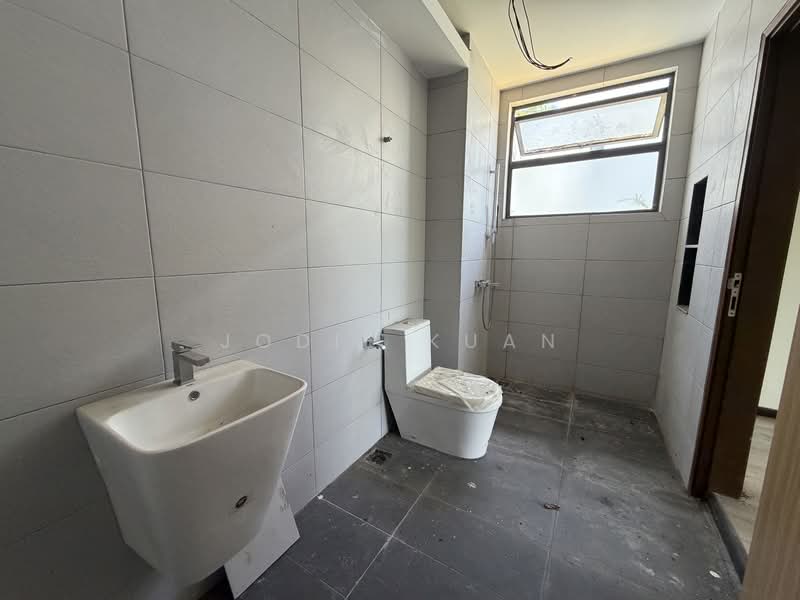 Basement Bedroom 3 Ensuite Bathroom