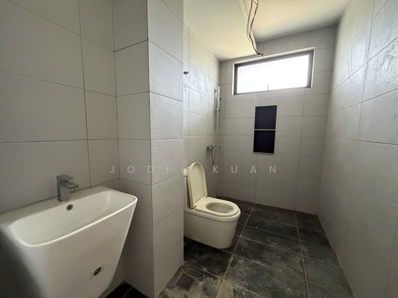 Basement Bedroom 2 Ensuite Bathroom