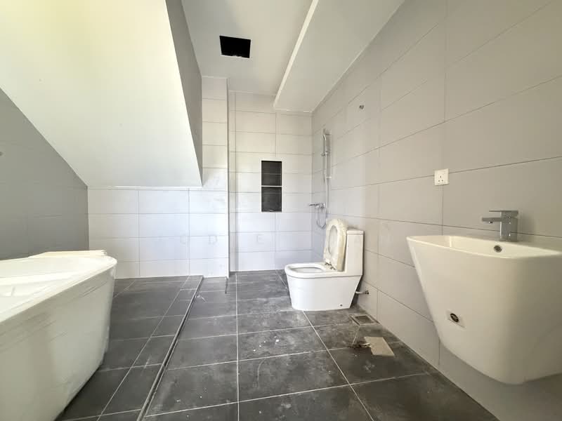 Basement Master Ensuite Bathroom