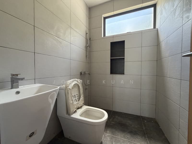 Main Level Master Ensuite Bathroom 