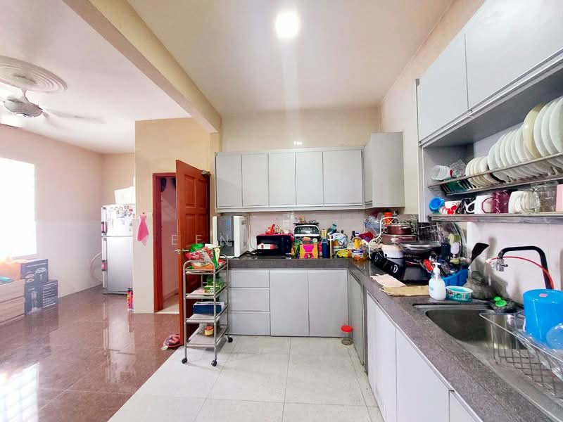 Bungalow 2 Storey Shah Alam Seksyen 9 untuk Untuk Dijual - RM 1,800,000, Mac 2026 - Kitchen - PropertyGuru.com.my
