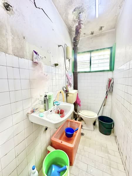 Taman Sri Muda untuk Untuk Dijual - RM 250,000, Mac 2026 - Bathroom - PropertyGuru.com.my