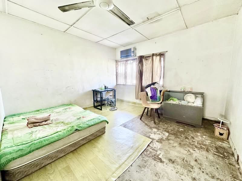 Taman Sri Muda untuk Untuk Dijual - RM 250,000, Mac 2026 - Bedroom - PropertyGuru.com.my