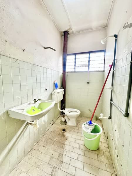 Taman Sri Muda untuk Untuk Dijual - RM 250,000, Mac 2026 - Bathroom - PropertyGuru.com.my