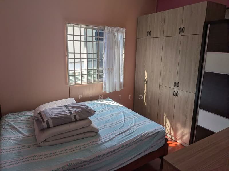 2 Storey Half Wooden & Concrete Bungalow, Air Itam, Penang untuk Untuk Dijual - RM 550,000, Mac 2026 - Bedroom - PropertyGuru.com.my