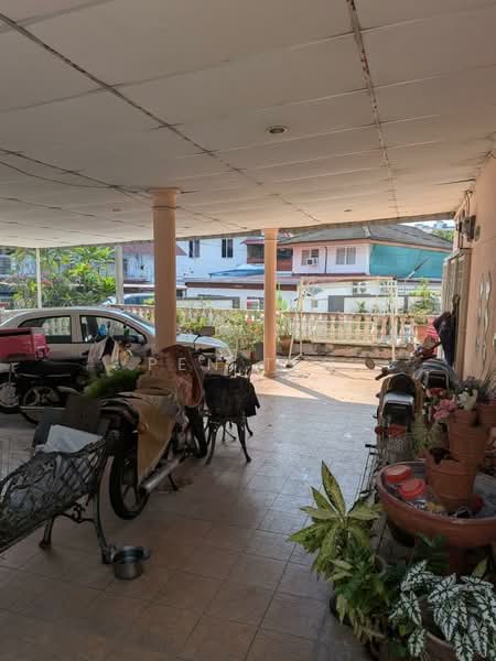 2 Storey Half Wooden & Concrete Bungalow, Air Itam, Penang untuk Untuk Dijual - RM 550,000, Mac 2026 - Car Porch - PropertyGuru.com.my