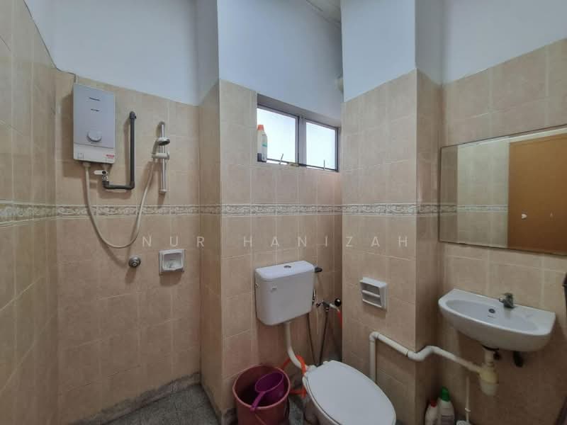 Cluster House for Rent in Bandar Puncak Alam (Puncak Alam) - Nur Hanizah - Bathroom - PropertyGuru.com.my