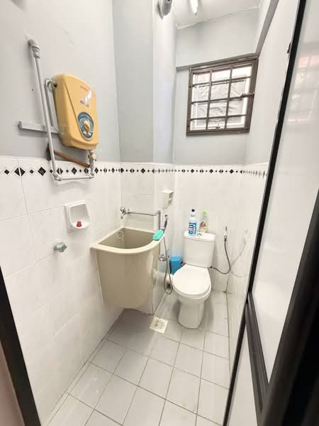 Azuria Condominium untuk Untuk Dijual - RM 295,000, Mac 2026 - Bathroom - PropertyGuru.com.my