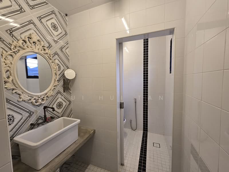 Commercial Bungalow for Rent in Kampung Mahmoodiah (Johor Bahru) - Mui Hui Tan - Bathroom - PropertyGuru.com.my