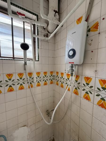 Flat Taman Ungku Tun Aminah untuk Untuk Disewa - RM 1,300 /bulan, Mac 2026 - Bathroom - PropertyGuru.com.my