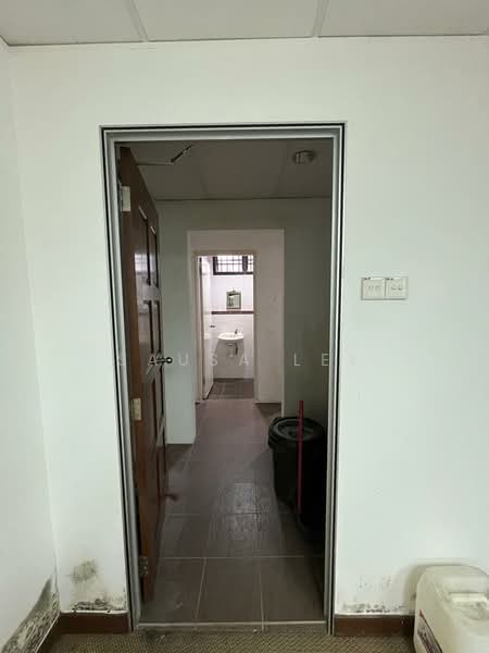 Shop for Rent in Taman Molek (Johor Bahru) - Sausa Lee - Corridor - PropertyGuru.com.my