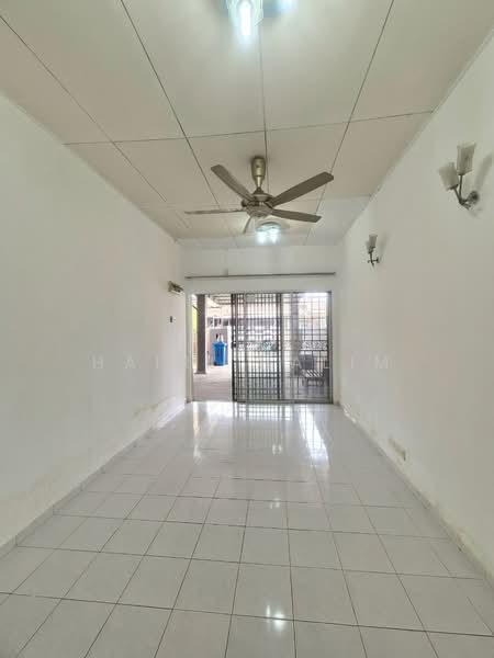 Single Storey, Jalan Kebun Seksyen 30, Shah Alam untuk Untuk Dijual - RM 380,000, Mac 2026 - Living Room - PropertyGuru.com.my
