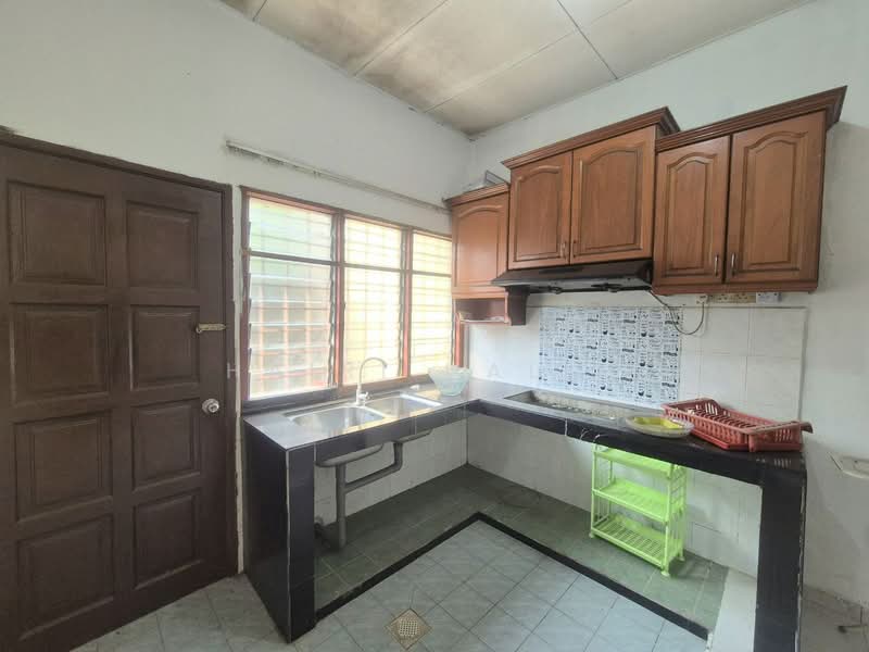 Single Storey, Jalan Kebun Seksyen 30, Shah Alam untuk Untuk Dijual - RM 380,000, Mac 2026 - Kitchen - PropertyGuru.com.my