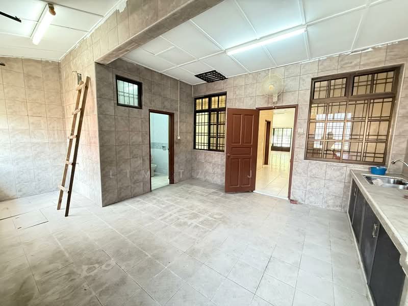 2-storey Terraced House for Sale in Taman Pelangi Indah (Ulu Tiram) - Lim Tze Jie - Kitchen - PropertyGuru.com.my