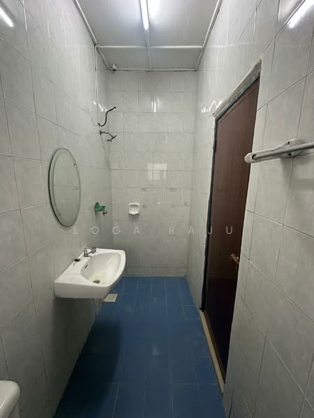 2-storey Terraced House for Rent in Seksyen 32 (Shah Alam) - Loga Raju - Bathroom - PropertyGuru.com.my