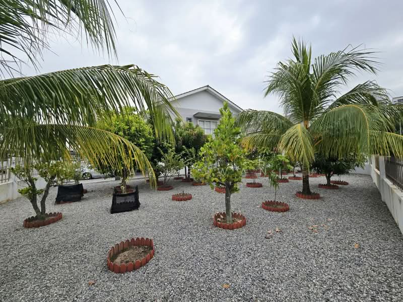 2-storey Terraced House for Sale in Cyberjaya (Selangor) - Syazue Wanie - Garden - PropertyGuru.com.my