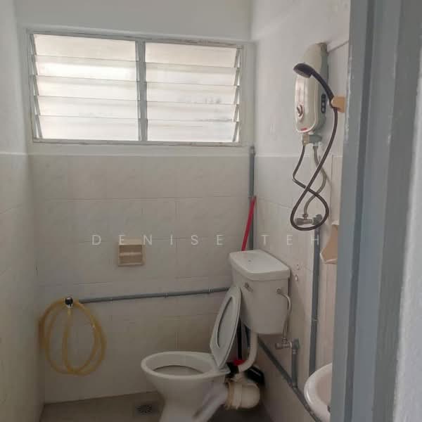 Taman Pekaka Block 33 untuk Untuk Disewa - RM 1,000 /bulan, Mac 2026 - Bathroom - PropertyGuru.com.my