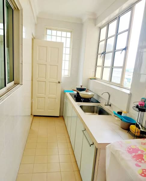 Gold Coast Resort Condominium untuk Untuk Dijual - RM 860,000, Mac 2026 - Kitchen - PropertyGuru.com.my