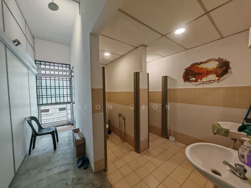 Office for Rent in Taman Molek (Johor Bahru) - Jeon Geon - Bathroom - PropertyGuru.com.my
