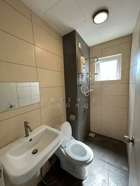 Condominium for Sale at The Holmes 1 - Kweenie Chong - Bathroom - PropertyGuru.com.my
