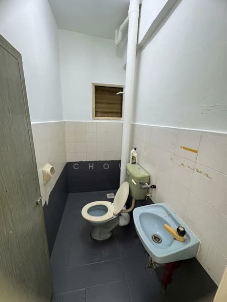 Apartment for Rent at Taman Lembah Maju - Chow . - Bathroom - PropertyGuru.com.my