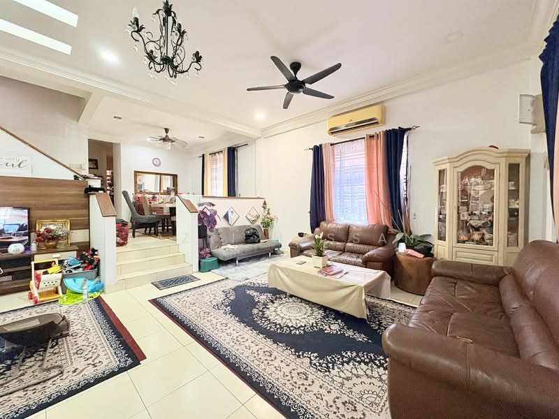 2-storey Terraced House for Sale in Alam Budiman (Shah Alam) - Nazri Hassan - Living Room - PropertyGuru.com.my