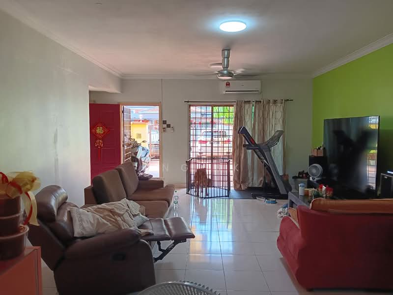 2.5-storey Terraced House for Sale in Taman Bukit Serdang (Seri Kembangan) - Ong SK - Living Room - PropertyGuru.com.my