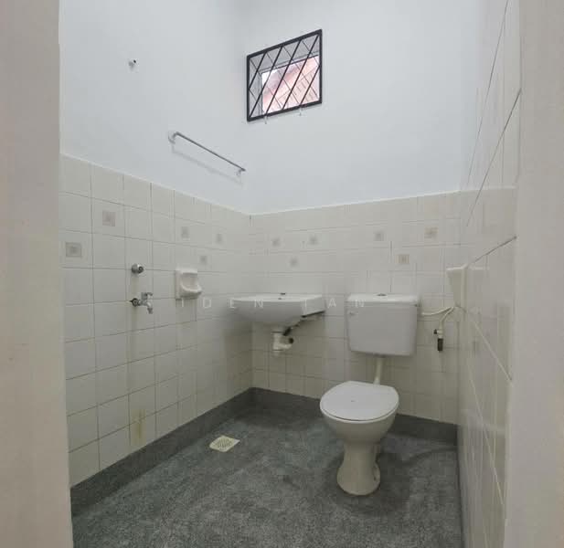 1-storey Terraced House for Sale in Taman Senai Utama (Kulai) - Iden Tan - Bathroom - PropertyGuru.com.my