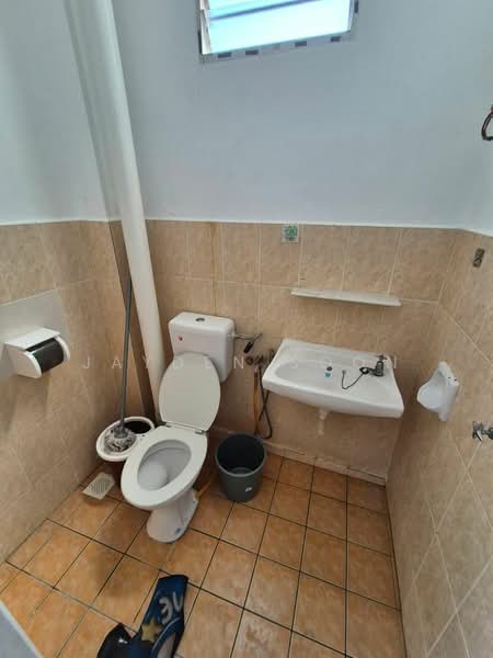 Flat for Sale at Taman Pantai Bersih - Jayden Soon - Bathroom - PropertyGuru.com.my