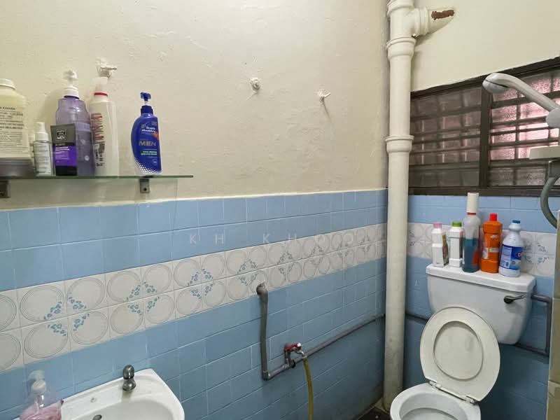 Taman Sri Muda untuk Untuk Dijual - RM 438,000, Mac 2026 - Bathroom - PropertyGuru.com.my