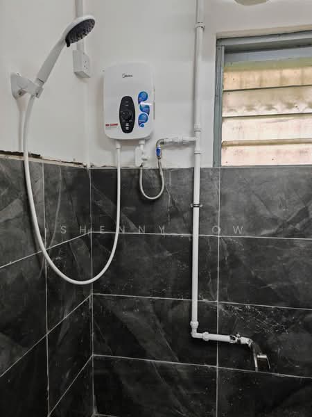 Seksyen 2 Wangsa Maju Flat untuk Untuk Disewa - RM 1,200 /bulan, Mac 2026 - Bathroom - PropertyGuru.com.my