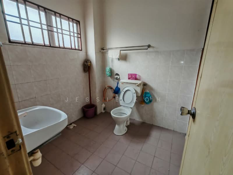 Semi-Detached House for Sale in Taman Saga (Klang) - Jessie Koh - Bathroom - PropertyGuru.com.my