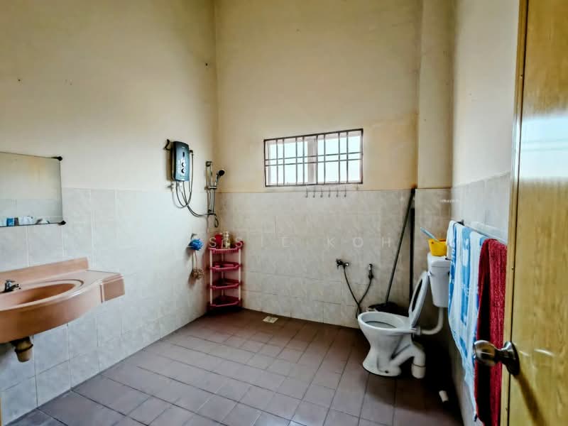Semi-Detached House for Sale in Taman Saga (Klang) - Jessie Koh - Bathroom - PropertyGuru.com.my