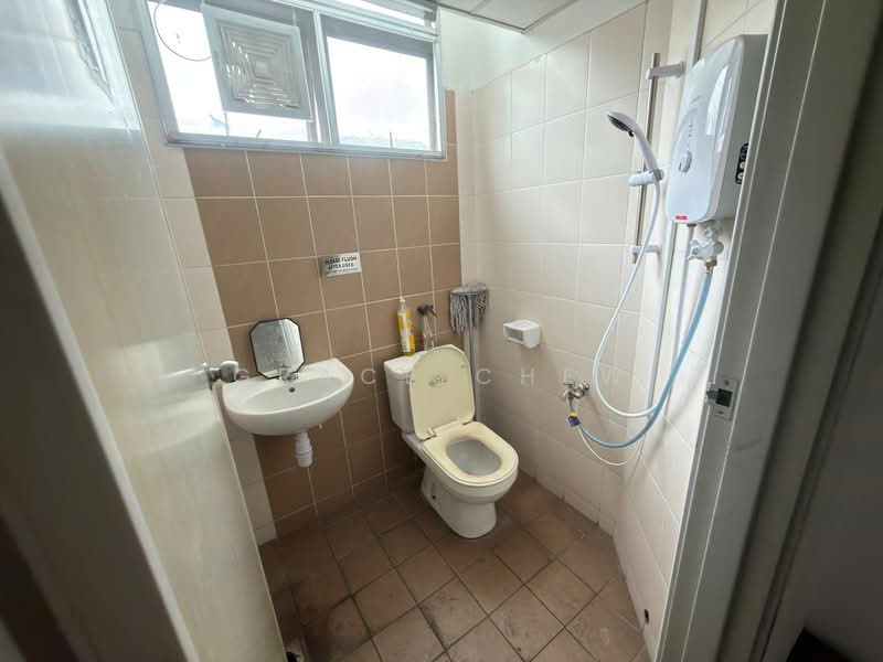 Shop / Office for Rent in Taman Desa Cemerlang (Ulu Tiram) - Grace Chew - Bathroom - PropertyGuru.com.my