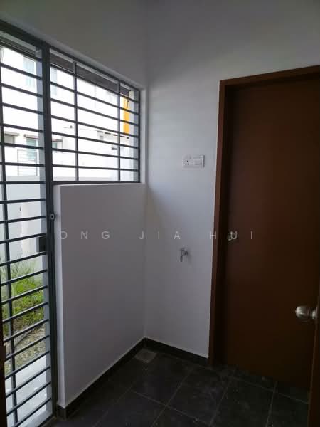 Rumah Teres 2-Tingkat untuk Disewa di Bandar Springhill (Jimah) - Ong Jia Hui - Entrance - PropertyGuru.com.my