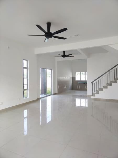 Rumah Teres 2-Tingkat untuk Disewa di Bandar Springhill (Jimah) - Ong Jia Hui - Living Room - PropertyGuru.com.my