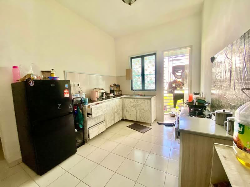 Townhouse for Sale in Bandar Tasik Kesuma (Beranang) - Zamani Ishak - Kitchen - PropertyGuru.com.my
